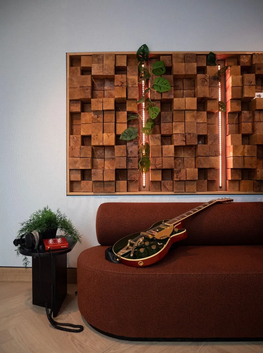 Studio — lounge with wooden diffuser